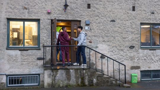 Ungdom på veg inn til fritidsklubben