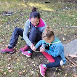 Emma Bodmann med datteren i skogen