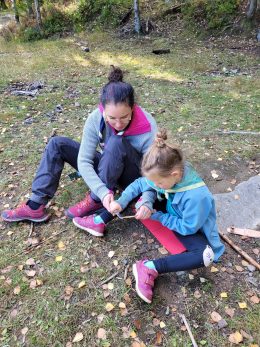 Emma Bodmann med datteren i skogen